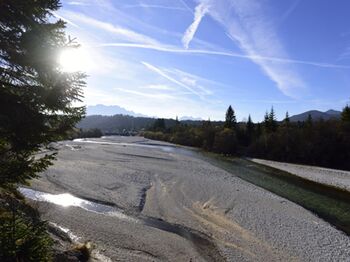 Die Isar schlängelt sich entlang des Nationalpark Karwendel.