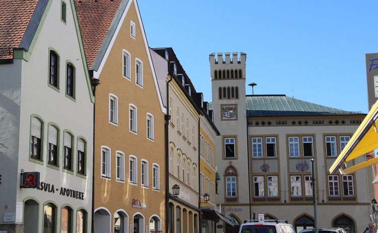 Stadtplatz mit Rathaus in Moosburg an der Isar © Moosburg Marketing