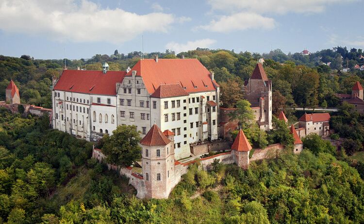Oberhalb Landshuts thront die schon von weitem sichtbare Burg Trausnitz.