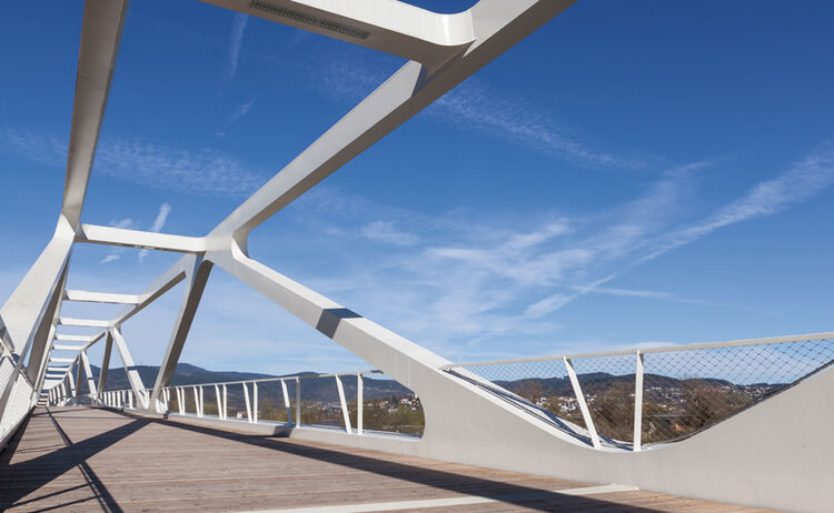 Die stylische Konstruktion der Rad- und Fußbrücke führt über die Donau direkt in den Donaupark. Bild: Stadt Deggendorf