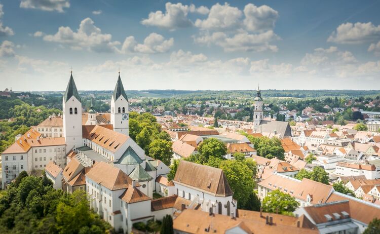 Freising28 Blick Auf Die Stadt Links Der Domberg Und Rechts Pfarrkirche St Georg Erlebe Bayern Dietmar Denger Copy